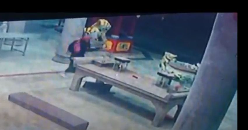 Terekam CCTV, Pria di Batam Bakar Tempat Ibadah