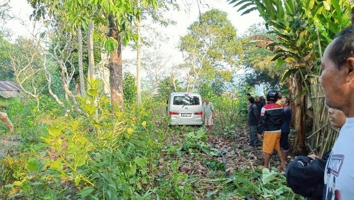 Mistis? Nyetir Mobil Tiba-tiba Nyasar ke Kuburan