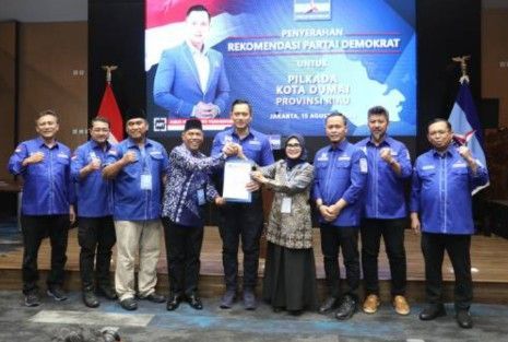 Demokrat Serahkan SK Cakada Dumai pada Eddy Yatim-Almainis