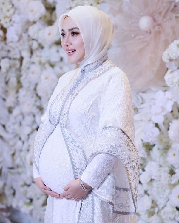 Syahrini Lahirkan Anak Perempuan Bertepatan Hari Ulang Tahun