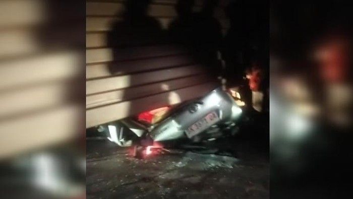 Tak Kuat Menanjak, Truk Kontainer Menimpa Mobil Minbus Satu Keluarga Tewas