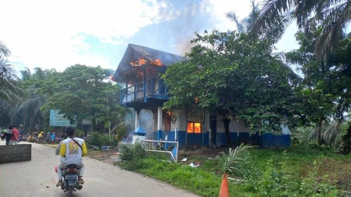 Mandor PT Ciliandra Tewas Menabrak Portal  di Kampar, Warga Berang Bakar Pos Securiti