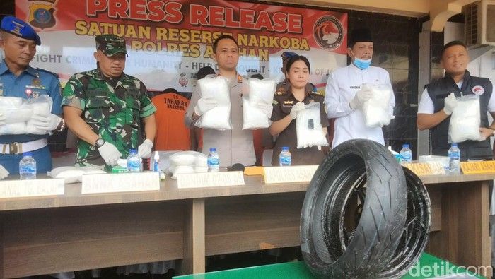 Pekerja Migran Bawa Ban Motor Berisi Sabu 8 Kilogram