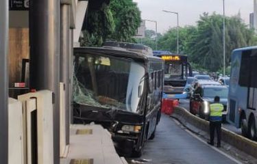 Rem Blong, Bus Paspampres Tabrak Halte Transjakarta