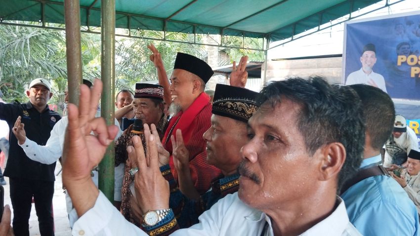 Disematkan Ulos, Warga Bukit Batrem 2 akan Tunjukkan Paisal Layak Menjabat Periode ke 2, Ini Alasannya