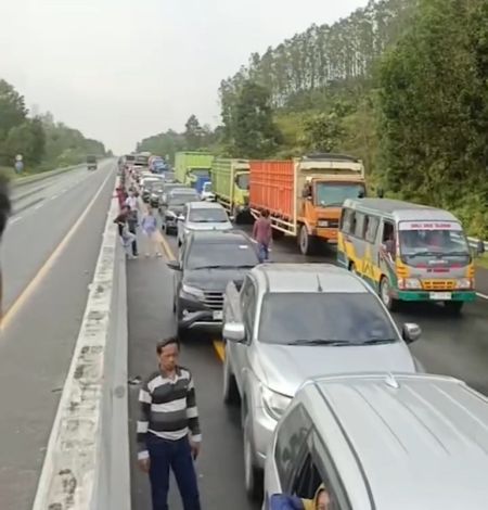 Kecelakaan Truk, Jalan Tol Pekanbaru-Dumai Macet Panjang