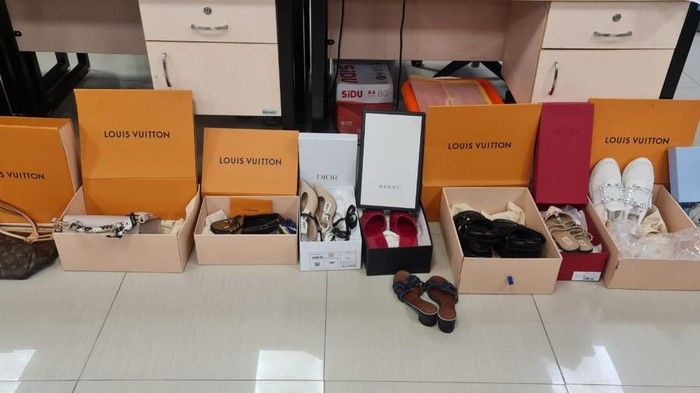 Penampakan Tas-Sepatu Branded Milik Wanita Muda THL DPRD Riau Disita Polisi