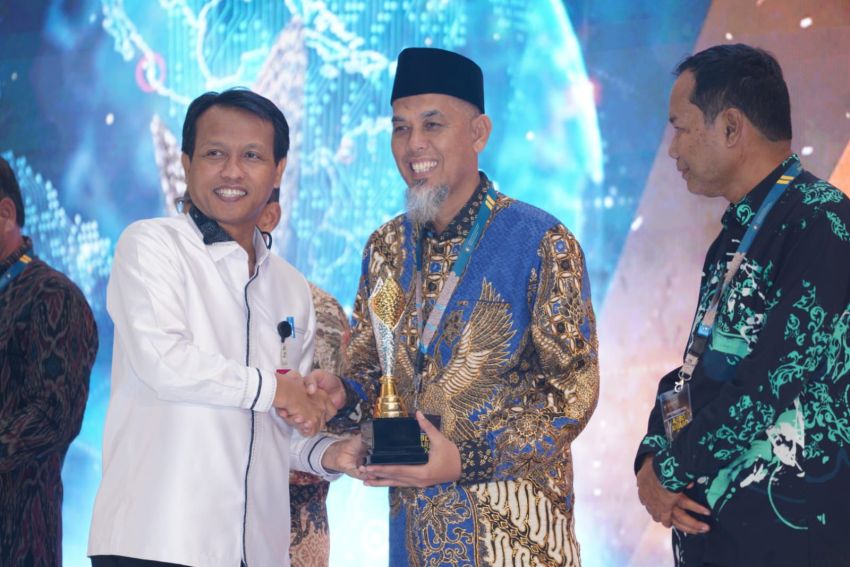 Realisasi PAD Tertinggi TA 2024, Walikota Dumai Menerima Anugerah APBD Award dari Kemendagri