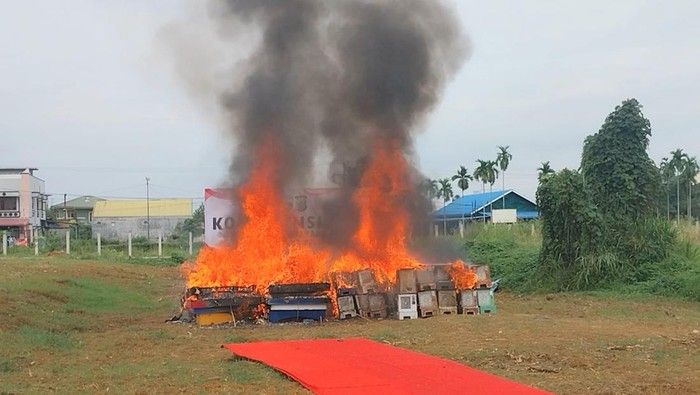 Polisi Bakar 209 Mesin Judi yang Digerebek  Dua Wanita Ditetapkan Tersangka