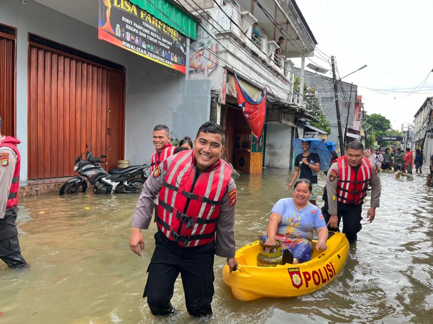 Banjir di Cengkareng, Polisi Evakuasi Warga yang Terjebak