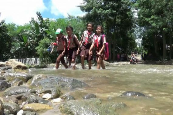 Prihatin, Tidak Ada Jembatan pergi ke Sekolah  Siswa Terpaksa Seberangi Sungai