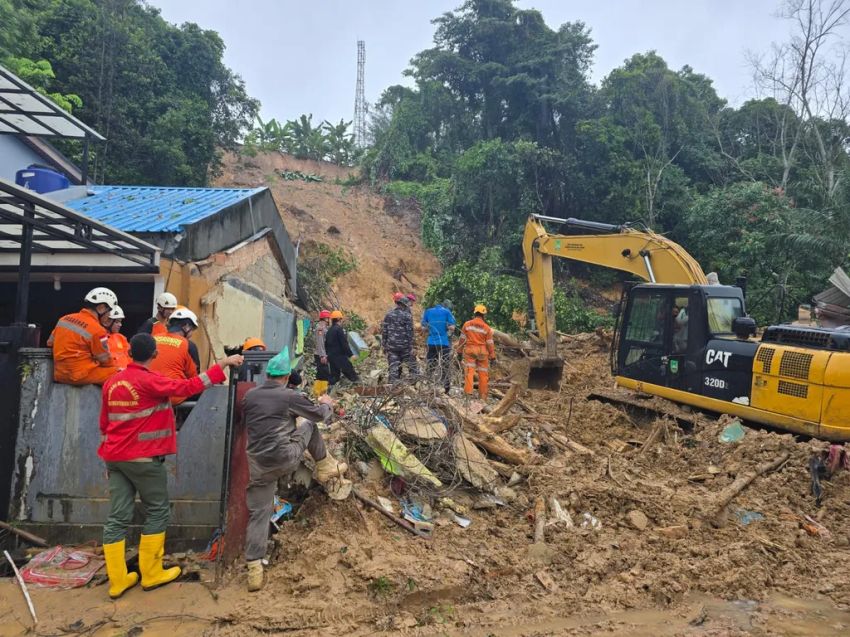 5 Rumah di Batam Tertimpa Longsor  4 Orang Masih Proses Pencarian