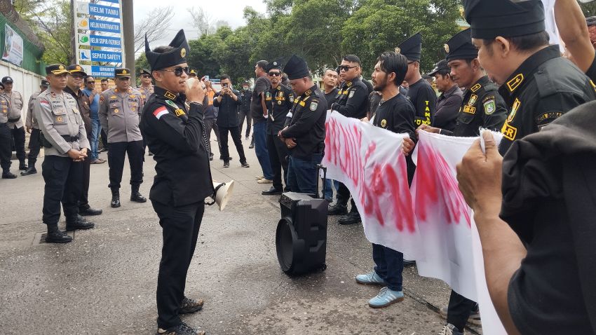 Tameng Adat LAMR Dumai Demo di Gate Wilmar Dihadang Puluhan Security