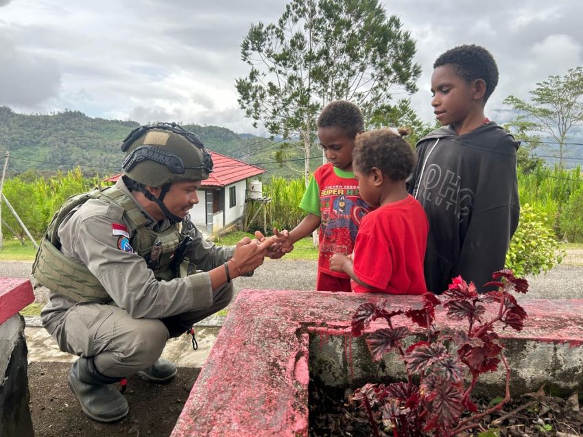 Satgas Ops Damai Cartenz-2025 Gelar Patroli Dialogis di Oksibil Serta Pererat Hubungan dengan Warga