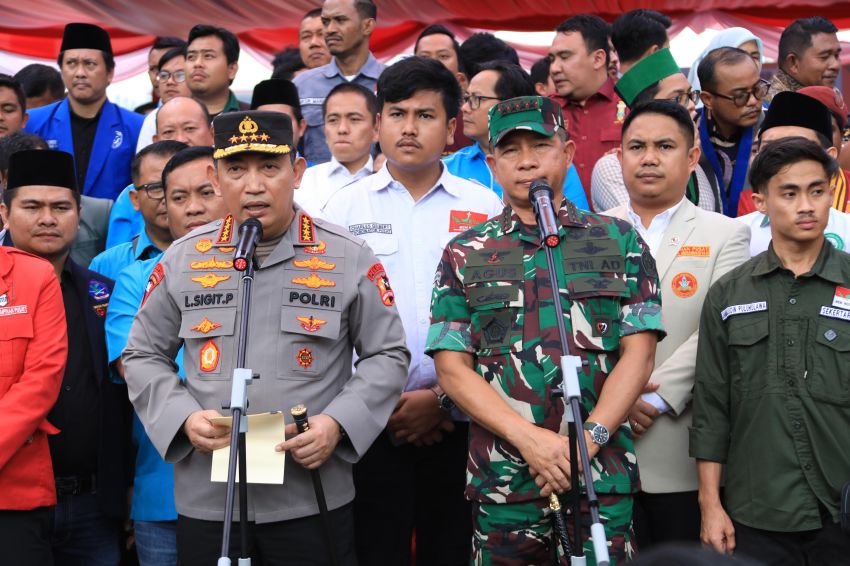 Kapolri dan Panglima TNI Bagikan 161.411 Paket Bansos Jelang Ramadan