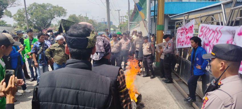 Demo di Wilmar, Massa Bakar bakar di Gerbang Masuk