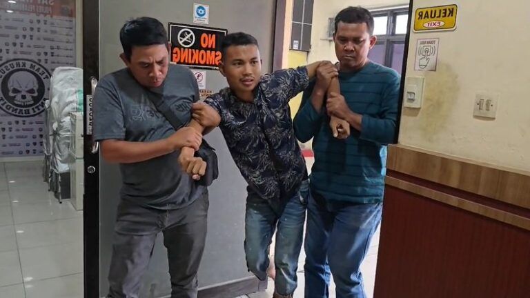 Buntut tak Diberi Handphone, Anak Kandung Bakar Bapak Hidup-hidup