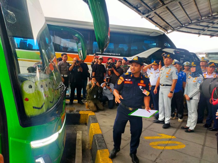 Wamenhub dan Kakorlantas Polri Cek Kesiapan Angkutan Lebaran di Terminal Pulogebang