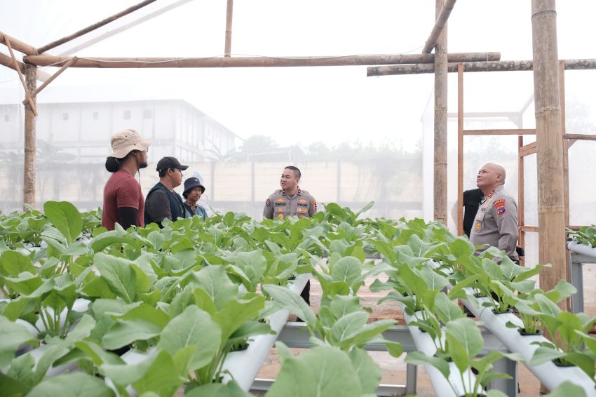 Karo Penmas Divhumas Polri Tinjau Green House Polda Kalsel