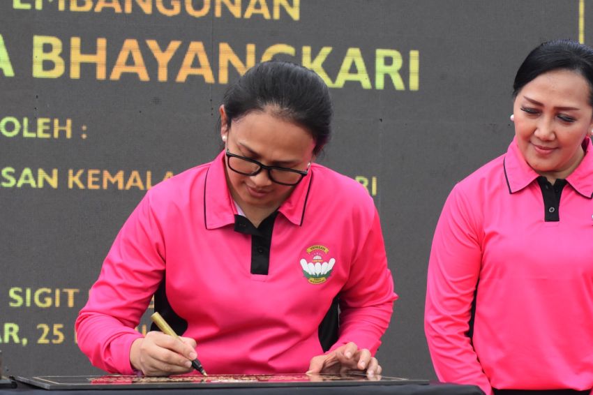 Peletakan Batu Pertama Oleh Ketum Yayasan Kemala Bhayangkari, Menandai Pembangunan SMP Kemala Bhayangkari