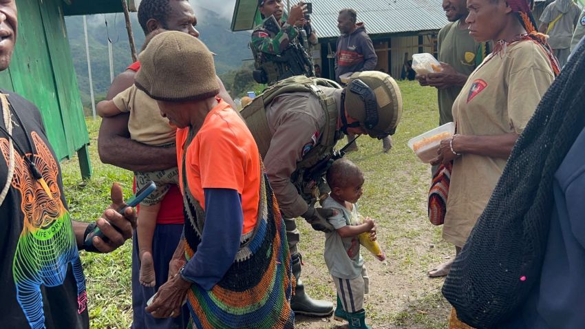 Bentuk Kepedulian Terhadap Warga Masyarakat, TNI-Polri Gelar Bakti Sosial di Distrik Kiwirok