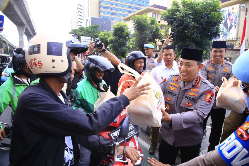 Masyarakat Antusias Saat Kapolri Turun Langsung Berbagi Takjil