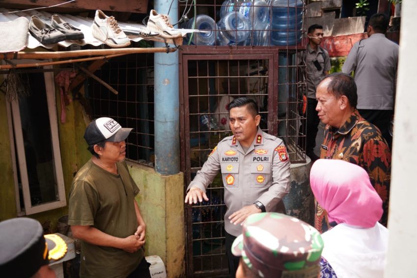 Kapolda Metro Jaya Irjen Pol Karyoto Tinjau Pengungsian Warga Terdampak Banjir di Pancoran