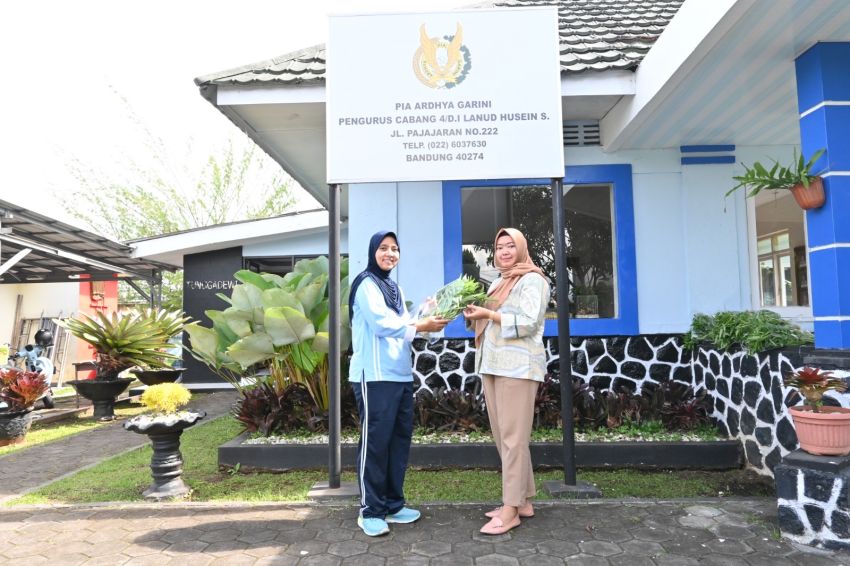 Ketua PIA Ardhya Garini Cabang 4/D.I Lanud Husein Sastranegara: Panen Kangkung Bukti Metode Hidroponik Dapat Diterapkan Secara Sederhana dan Efektif