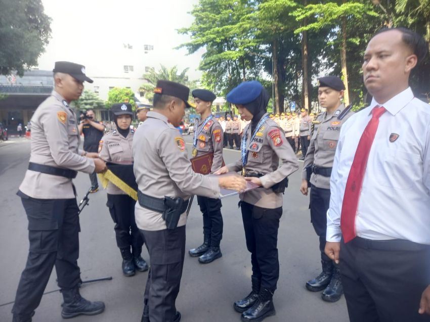 Pimpin Apel Pamen, Kapolda Metro Berikan Penghargaan Kepada 14 Personel Berprestasi