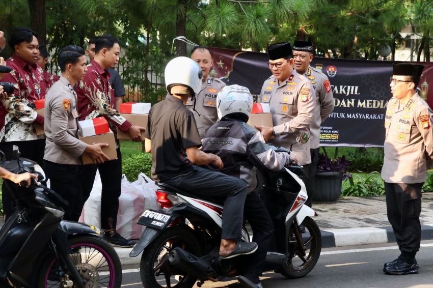 Berkah Ramadan, Kapolda Metro Jaya Gelar Aksi Sosial Berbagi Takjil Bersama Media