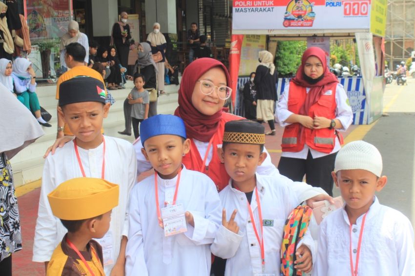 PMI Samarinda dan Wali Kota Tebar Senyum, 200 Anak Yatim Diberi Kesempatan Belanja