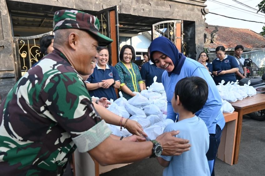 Indahnya Toleransi, Lanud Husein Sastranegara dan Masyarakat Umat Hindu Bagikan Ta'jil