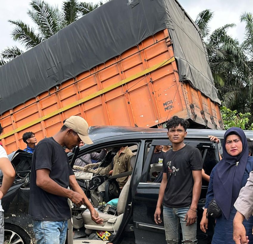 Kecelakaan di Jalintim, Truk vs Innova Lima Orang Alami Luka-luka