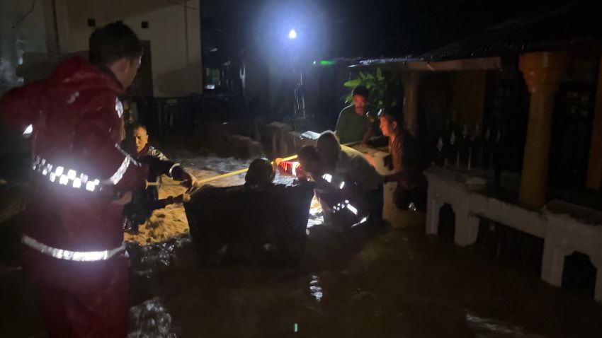 Banjir dan Longsor Terjang Sukabumi, Tim Gabungan Berjibaku Lakukan Evakuasi