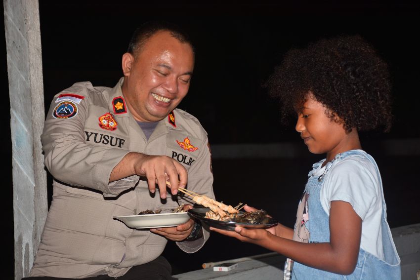 Keakraban Tanpa Sekat, Momen Kedekatan Anggota Polri Bersama Anak Papua