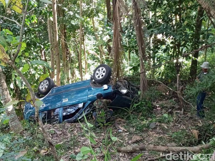 Mobil Ditumpangi Sekeluarga Terjun ke Jurang, 3 Orang Meninggal Dunia