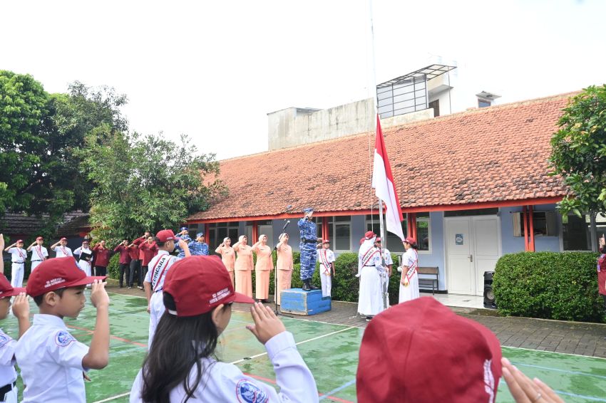 Pimpin Upacara Bendera di SD Angkasa 3, Danlanud Tekankan Pentingnya Membangun Jiwa Patriotisme dan Disiplin