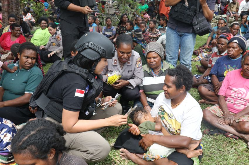 Operasi Damai Cartenz-2025 Gelar Bakti Sosial Humanis di Tengah Pengungsian Warga Puncak Jaya