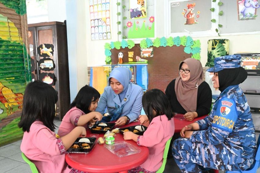 Wujud Kepedulian TNI Angkatan Udara, Lanud Husein Sastranegara Bagikan Makanan Bergizi