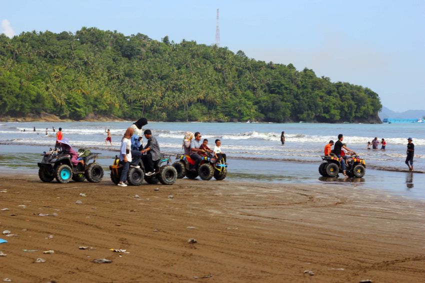 Pengunjung Pantai Air Manis Wajib Pakai Kartu Brizzi