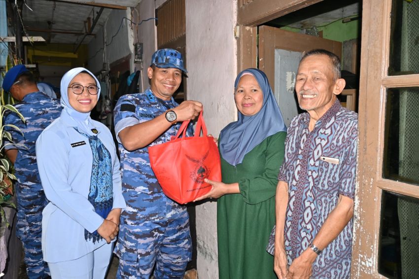 Warga Sambut Baik Bakti Sosial Pembagian Paket Sembako Peringati HUT ke-74 Koopsud I, Lanud Husein Sastranegara