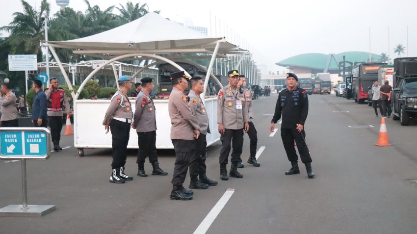 Kapolda Metro Jaya Tinjau Langsung Situasi Keamanan May Day 2025 di Sekitar Gedung DPR/MPR RI