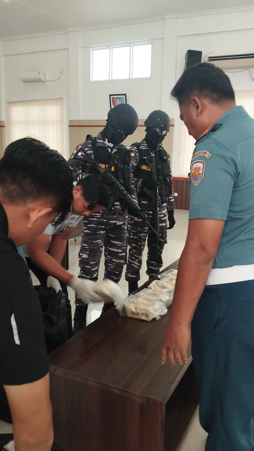 Speed Boat Patroli Ditabrak Pelaku, Tim F1QR Lanal Letuskan Tembakan, Sabu 48 Kg Dibuang di Laut