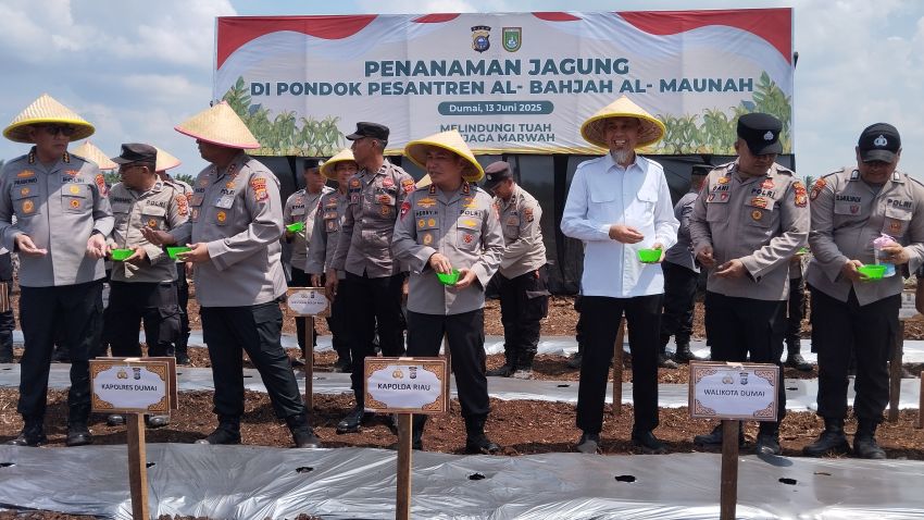 Mendekatkan Diri pada Alam, Kapolda Tanam 79 Jenis Pohon Buah-buahan di Dumai