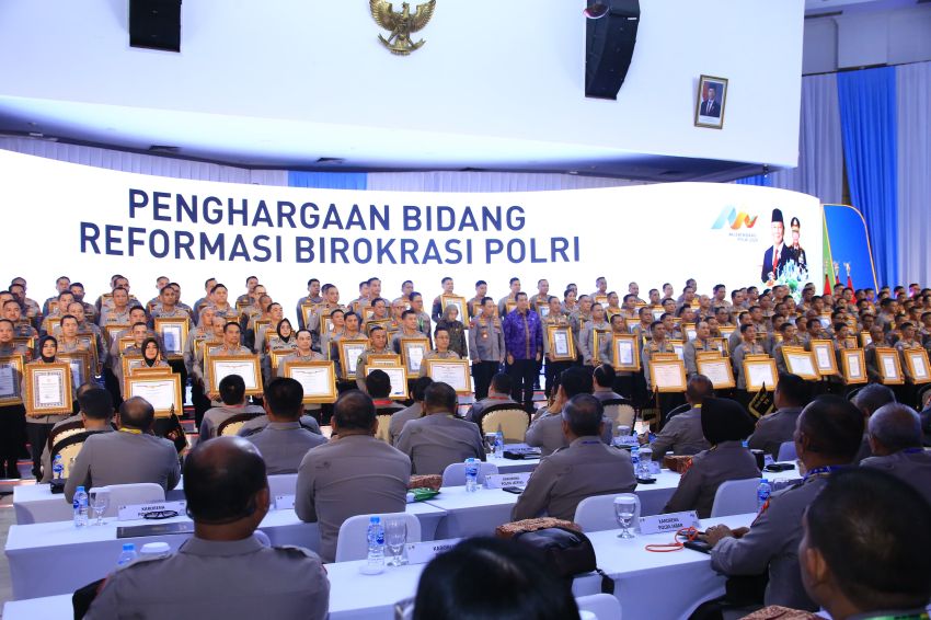 Menteri Rini Sampaikan Apresiasi Divisi Humas Polri Atas Penghargaan Zona Integritas