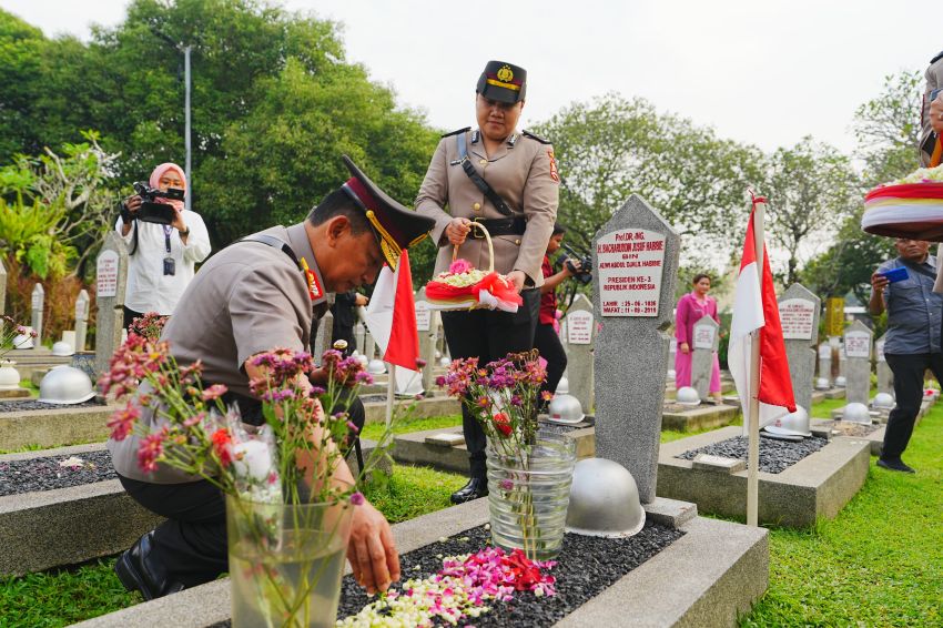 Jelang Hari Bhayangkara, Kapolri Ziarah ke Makam BJ Habibie hingga Hoegeng