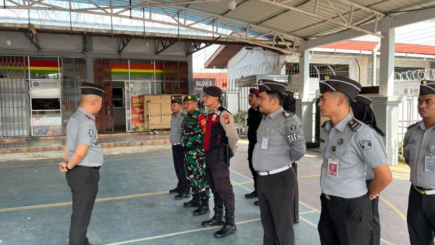 Ciptakan Rutan Kondusif, Petugas Gabungan Geledah Blok Tahanan