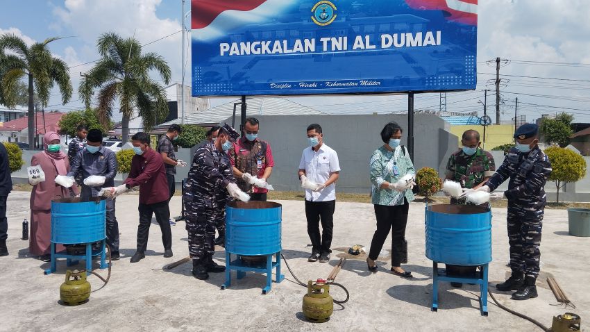 Bersama Menkopolhukam, 48 Kg Narkoba Tangkapan Lanal Dumai Dimusnahkan  Secara Direbus