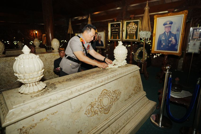 Rangkaian Hari Bhayangkara ke-79, Kapolri Ziarah ke Makam Presiden RI ke-2 Soeharto