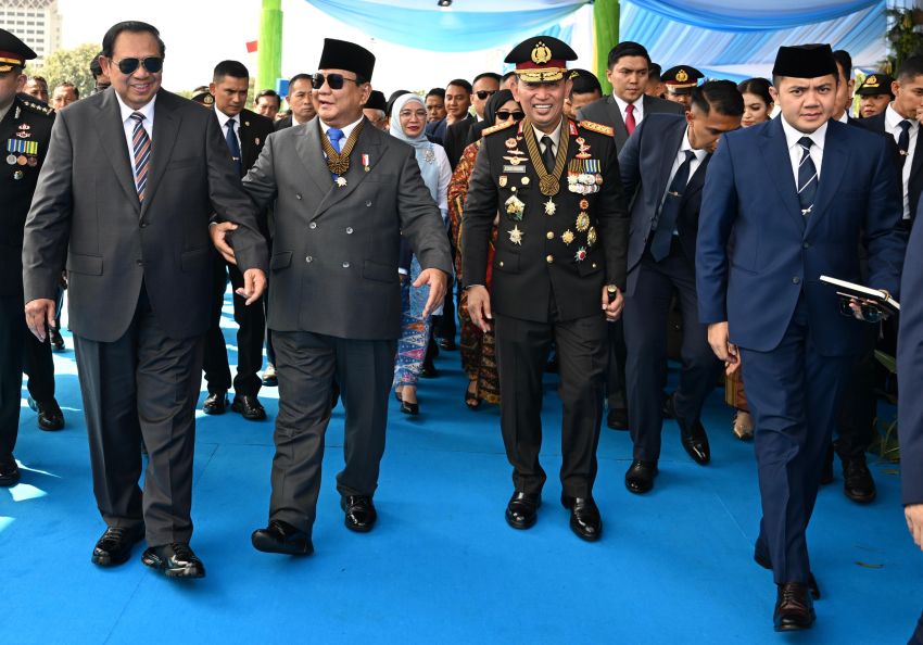 Kapolri dan Presiden Kenakan Tanda Kehormatan Bintang Bhayangkara Utama Saat Pimpin Upacara HUT Bhayangkara ke-79